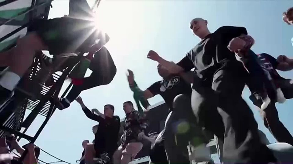 Связь футбольных поколений — в касании мяча!