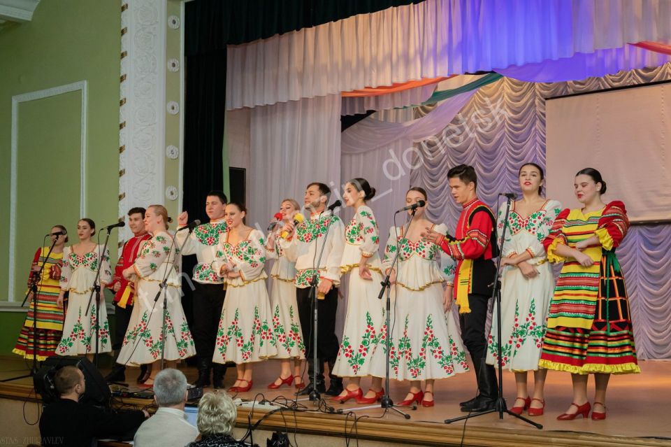Культурное богатство. 15 декабря 1993 года в Доме культуры им С.М. Кирова под руководством Людмилы Архимандритовой был создан вокальный ансамбль «Пролисок» Культурное богатство. 15 декабря 1993 года в Доме культуры им С.М. Кирова под руководством Людмилы Архимандритовой был создан вокальный ансамбль «Пролисок»