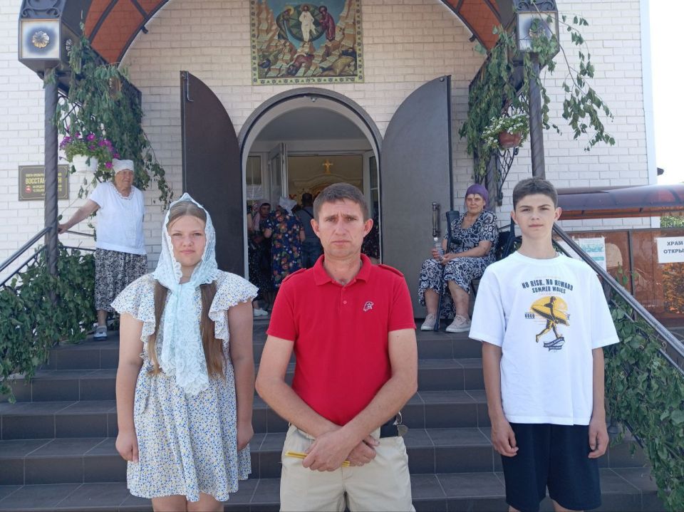 В день Святой Троицы, один из самых почитаемых православных праздников, юнармейцы Волновахской школы №2 отряда "Калибр 7.62" Ревун Каролина и Таран Александр посетили храм В день Святой Троицы, один из самых почитаемых православных праздников, юнармейцы Волновахской школы №2 отряда "Калибр 7.62" Ревун Каролина и Таран Александр посетили храм