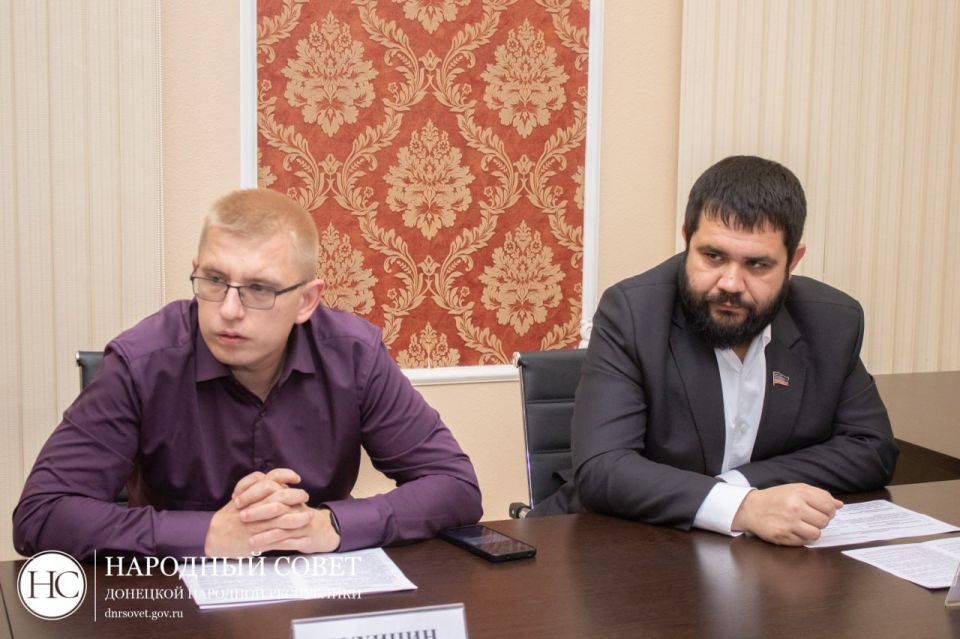 Совместная работа: депутаты провели заседание с Министром природных ресурсов и экологии Совместная работа: депутаты провели заседание с Министром природных ресурсов и экологии