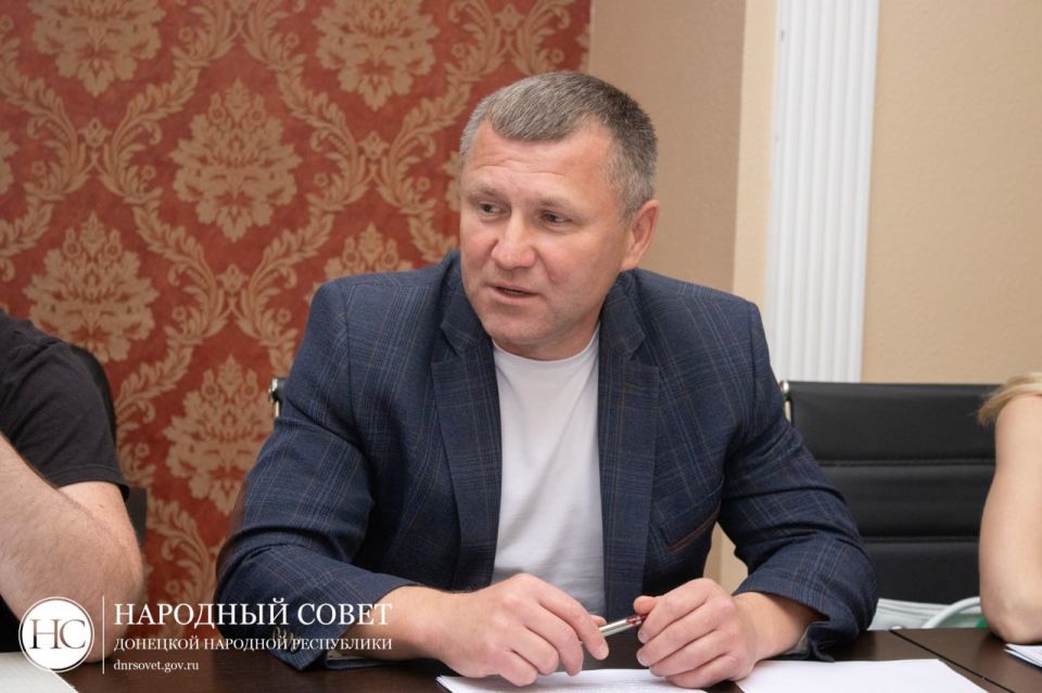 Совместная работа: депутаты провели заседание с Министром природных ресурсов и экологии Совместная работа: депутаты провели заседание с Министром природных ресурсов и экологии