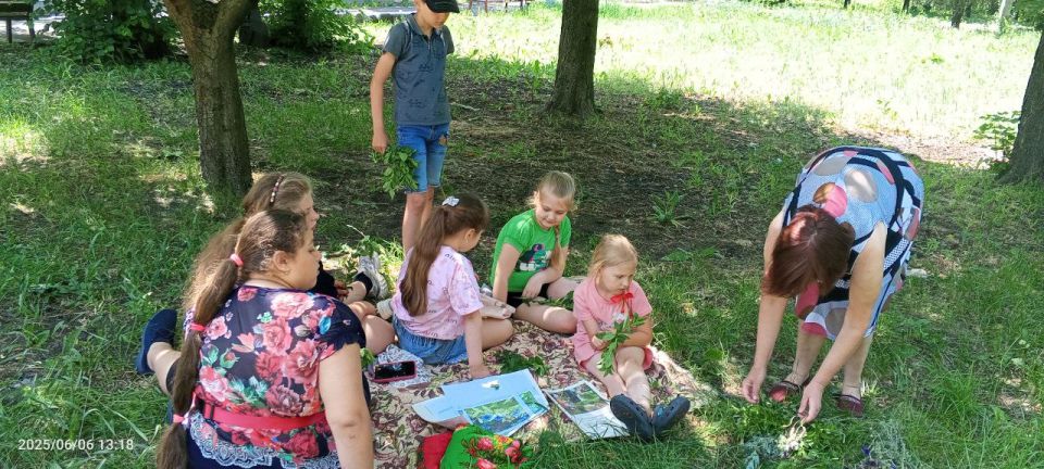 8 июня Валерьяновская библиотека совместно с Валерьяновским музеем истории села Валерьяновка провели Троицкие гуляния " Троица пришла, лето за собой привела" 8 июня Валерьяновская библиотека совместно с Валерьяновским музеем истории села Валерьяновка провели Троицкие гуляния " Троица пришла, лето за собой привела"
