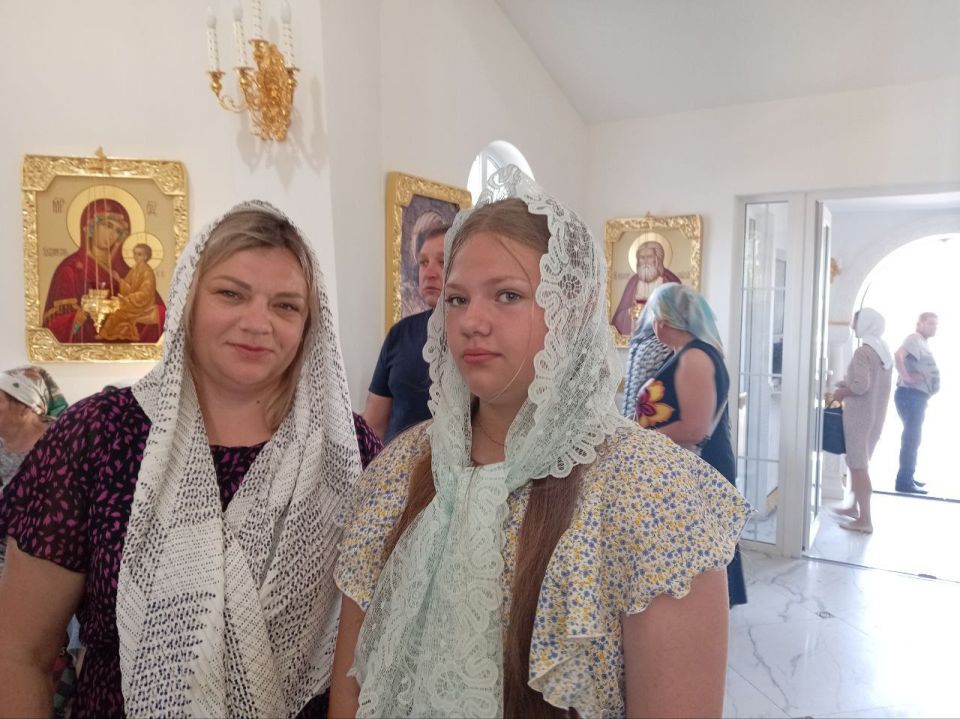 В день Святой Троицы, один из самых почитаемых православных праздников, юнармейцы Волновахской школы №2 отряда "Калибр 7.62" Ревун Каролина и Таран Александр посетили храм В день Святой Троицы, один из самых почитаемых православных праздников, юнармейцы Волновахской школы №2 отряда "Калибр 7.62" Ревун Каролина и Таран Александр посетили храм