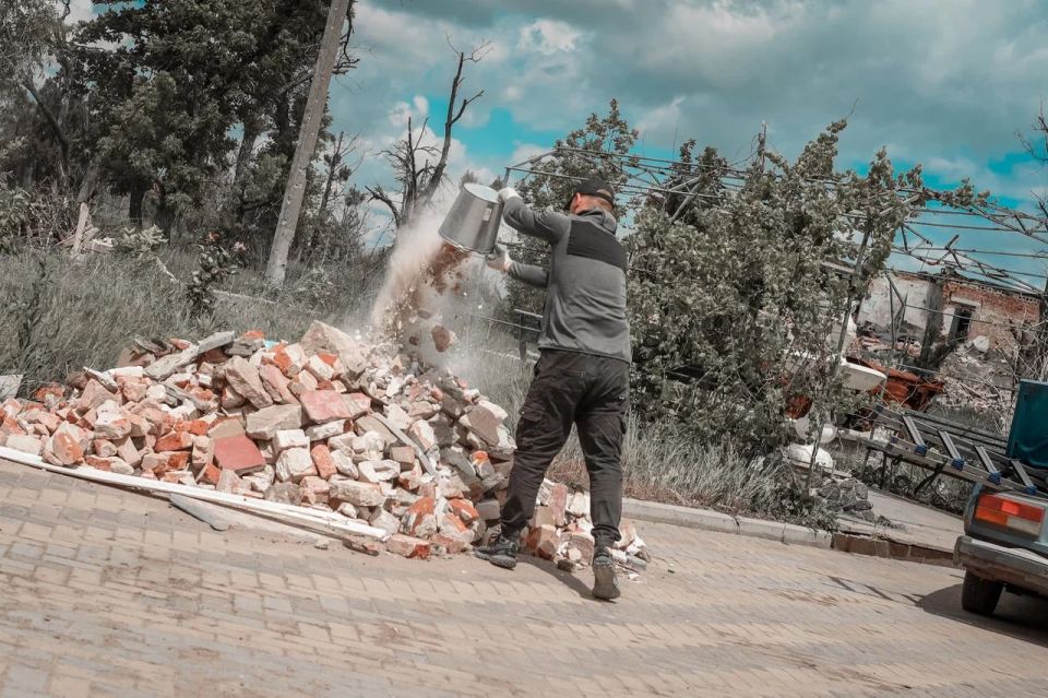 Разгребали завалы и убирали мусор: в Никольском монастыре закончилась особая гуманитарная миссия Разгребали завалы и убирали мусор: в Никольском монастыре закончилась особая гуманитарная миссия