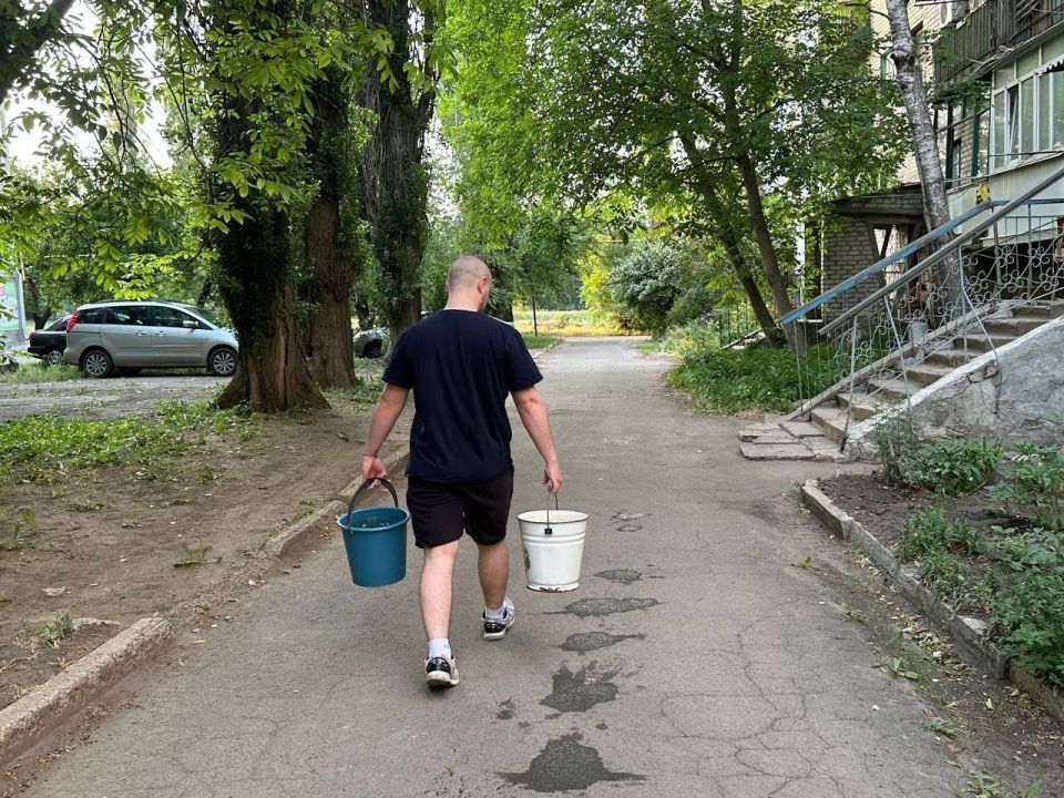 С добром в сердце. Активная молодежь Иловайска продолжают участвовать в акции «Эстафета Добра» и на постоянной основе помогают пожилым людям города в доставке воды, особенно в жаркое время года С добром в сердце. Активная молодежь Иловайска продолжают участвовать в акции «Эстафета Добра» и на постоянной основе помогают пожилым людям города в доставке воды, особенно в жаркое время года