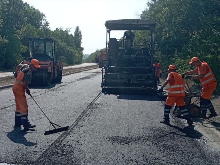 В рамках содержания автомобильных дорог общего пользования под контролем "Службы автомобильных дорог Донбасса", дорожники Республики продолжали работать в праздничные и выходные дни для обеспечения безопасного проезда по... В рамках содержания автомобильных дорог общего пользования под контролем "Службы автомобильных дорог Донбасса", дорожники Республики продолжали работать в праздничные и выходные дни для обеспечения безопасного проезда по...