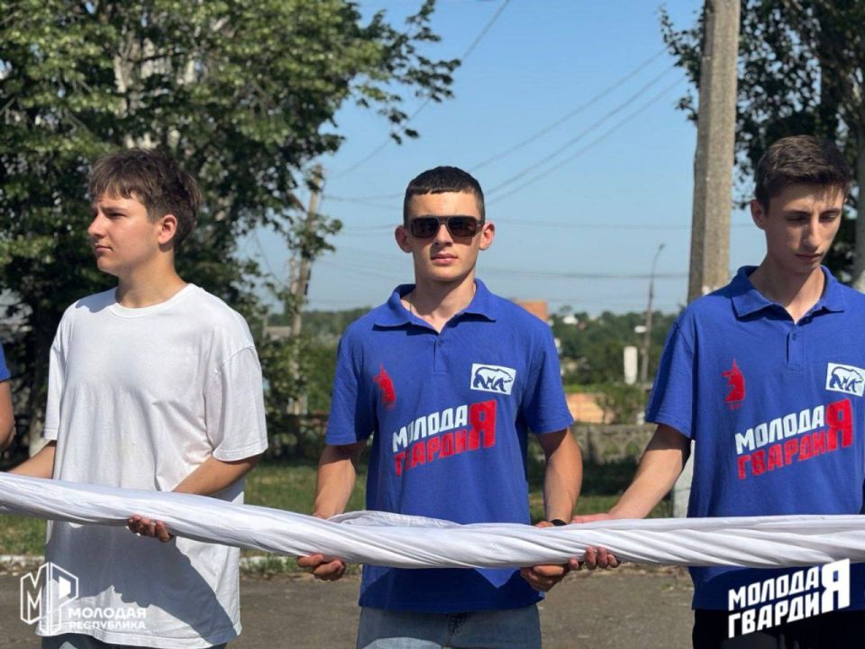 В Мангуше развернули огромный флаг России В Мангуше развернули огромный флаг России