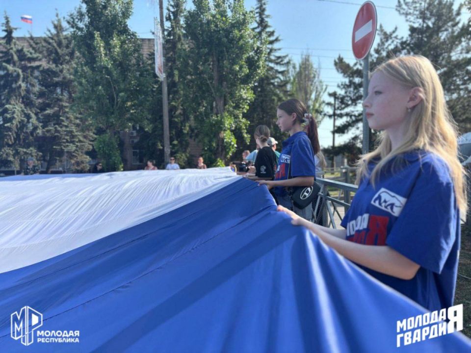 В Мангуше развернули огромный флаг России В Мангуше развернули огромный флаг России