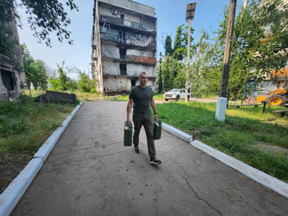 Единая Россия – с людьми: партийцы помогли жителям Красногоровки с топливом Единая Россия – с людьми: партийцы помогли жителям Красногоровки с топливом