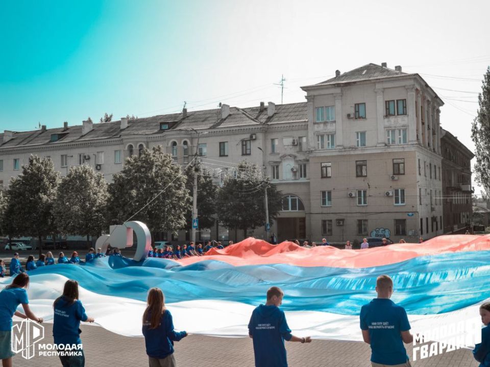 Александр Подгорный: Молодёжь Макеевки и Ясиноватой развернула флаг РФ Александр Подгорный: Молодёжь Макеевки и Ясиноватой развернула флаг РФ