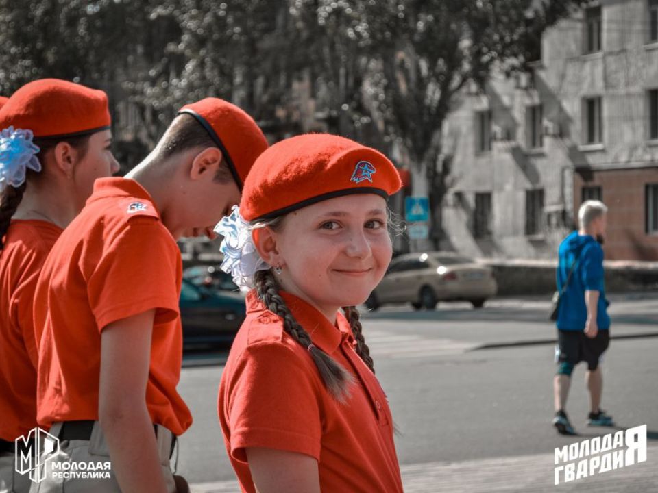 Молодёжь Макеевки и Ясиноватой развернула флаг РФ Молодёжь Макеевки и Ясиноватой развернула флаг РФ