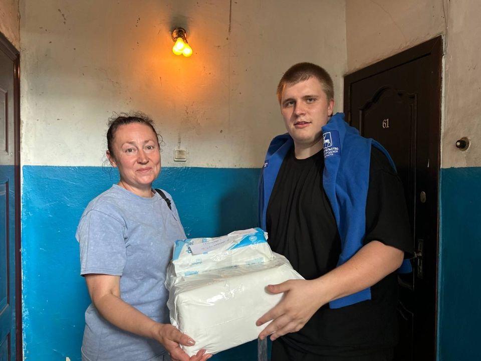 Помоги ближнему. Представители администрации нашего города вместе с активной молодёжью и волонтёрами «Дома Народного Единства» из Нижнего Новгорода приняли активное участие в социальной акции «Помоги ближнему», целью которой... Помоги ближнему. Представители администрации нашего города вместе с активной молодёжью и волонтёрами «Дома Народного Единства» из Нижнего Новгорода приняли активное участие в социальной акции «Помоги ближнему», целью которой...