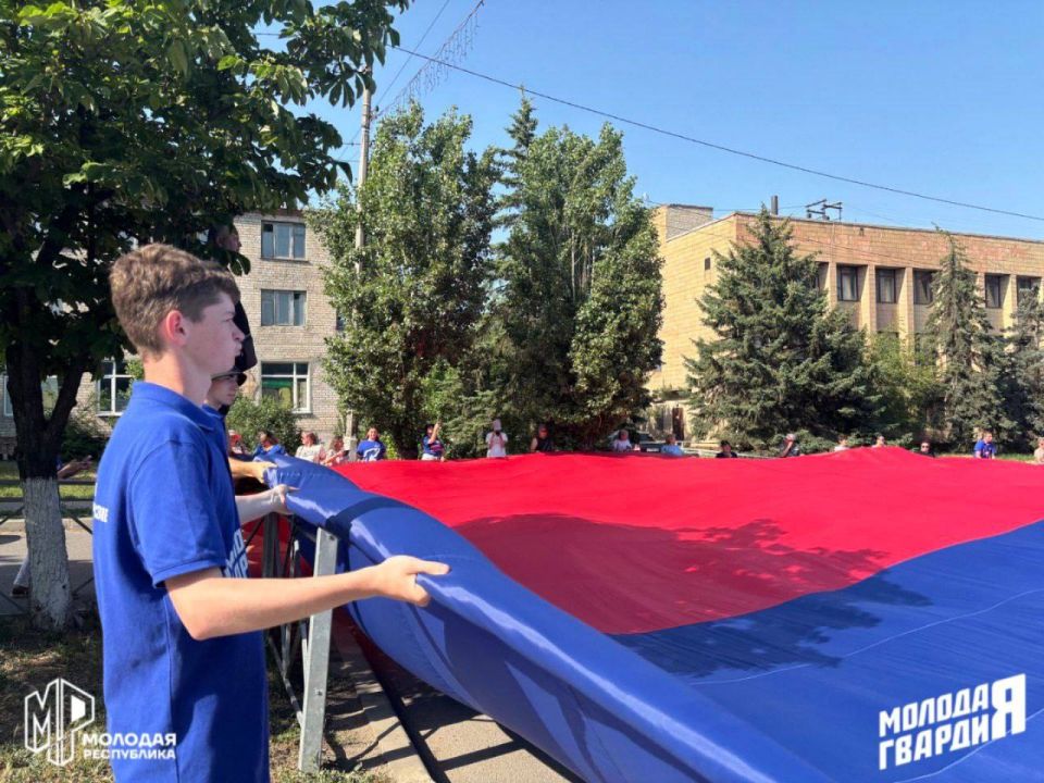 В Мангуше развернули огромный флаг России В Мангуше развернули огромный флаг России