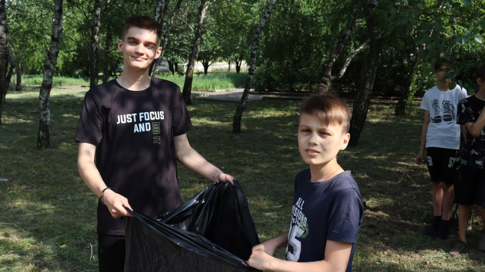 5 июня в ходе экоакции «Марафон зеленых дел» на прилегающей территории Дворца культуры ЯКХЗ прошел плоггинг «Спорт в стиле ЭКО» 5 июня в ходе экоакции «Марафон зеленых дел» на прилегающей территории Дворца культуры ЯКХЗ прошел плоггинг «Спорт в стиле ЭКО»