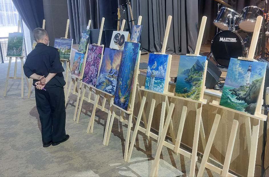 «На днях в филиале Нахимовского военно-морского ордена Почета училища в г. Мариуполе, состоялась творческая встреча, с известными в городе художниками, членами Профессионального Союза Художников России Андреем Мироненко... «На днях в филиале Нахимовского военно-морского ордена Почета училища в г. Мариуполе, состоялась творческая встреча, с известными в городе художниками, членами Профессионального Союза Художников России Андреем Мироненко...