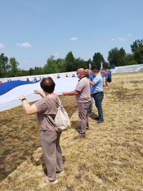 Депутаты Шахтерского муниципального совета приняли участие в акции, приуроченной ко Дню России! Вместе с молодёжью развернули флаг России площадью 1500 квадратных метров в Шахтерске Депутаты Шахтерского муниципального совета приняли участие в акции, приуроченной ко Дню России! Вместе с молодёжью развернули флаг России площадью 1500 квадратных метров в Шахтерске