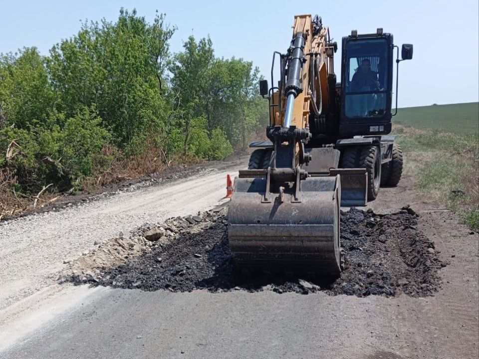 В рамках содержания автомобильных дорог общего пользования под контролем "Службы автомобильных дорог Донбасса", дорожники Республики продолжали работать в праздничные и выходные дни для обеспечения безопасного проезда по... В рамках содержания автомобильных дорог общего пользования под контролем "Службы автомобильных дорог Донбасса", дорожники Республики продолжали работать в праздничные и выходные дни для обеспечения безопасного проезда по...