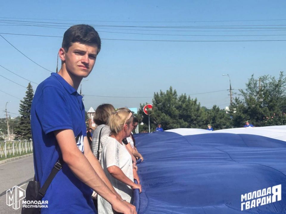 В Мангуше развернули огромный флаг России В Мангуше развернули огромный флаг России