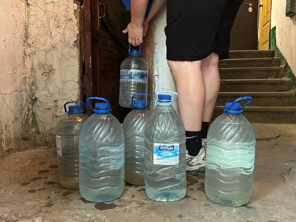 С добром в сердце. Активная молодежь Иловайска продолжают участвовать в акции «Эстафета Добра» и на постоянной основе помогают пожилым людям города в доставке воды, особенно в жаркое время года С добром в сердце. Активная молодежь Иловайска продолжают участвовать в акции «Эстафета Добра» и на постоянной основе помогают пожилым людям города в доставке воды, особенно в жаркое время года