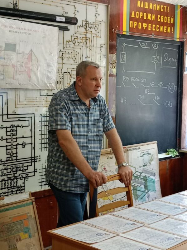 6 июня успешно завершила обучение в Учебном центре профессиональных квалификаций Донецкого филиала ФГУП «ЖДН» группа машинистов тепловоза 6 июня успешно завершила обучение в Учебном центре профессиональных квалификаций Донецкого филиала ФГУП «ЖДН» группа машинистов тепловоза
