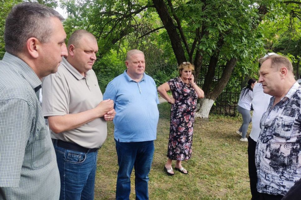 ВСТРЕЧИ ВО ДВОРАХ. На прошлой неделе депутаты Донецкого городского совета Ирина Бениаминова, Александр Богачев, Татьяна Жукова, Виталий Калараш, Владимир Кириченко, Эдуард Либерман, Эдуард Момот, Константин Перков, Михаил... ВСТРЕЧИ ВО ДВОРАХ. На прошлой неделе депутаты Донецкого городского совета Ирина Бениаминова, Александр Богачев, Татьяна Жукова, Виталий Калараш, Владимир Кириченко, Эдуард Либерман, Эдуард Момот, Константин Перков, Михаил...