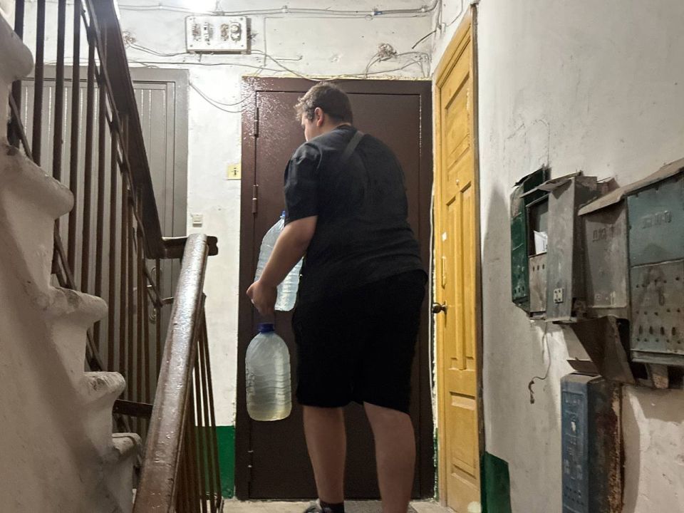 С добром в сердце. Активная молодежь Иловайска продолжают участвовать в акции «Эстафета Добра» и на постоянной основе помогают пожилым людям города в доставке воды, особенно в жаркое время года С добром в сердце. Активная молодежь Иловайска продолжают участвовать в акции «Эстафета Добра» и на постоянной основе помогают пожилым людям города в доставке воды, особенно в жаркое время года