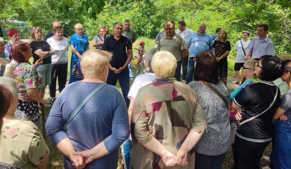 ВСТРЕЧИ ВО ДВОРАХ. На прошлой неделе депутаты Донецкого городского совета Ирина Бениаминова, Александр Богачев, Татьяна Жукова, Виталий Калараш, Владимир Кириченко, Эдуард Либерман, Эдуард Момот, Константин Перков, Михаил... ВСТРЕЧИ ВО ДВОРАХ. На прошлой неделе депутаты Донецкого городского совета Ирина Бениаминова, Александр Богачев, Татьяна Жукова, Виталий Калараш, Владимир Кириченко, Эдуард Либерман, Эдуард Момот, Константин Перков, Михаил...