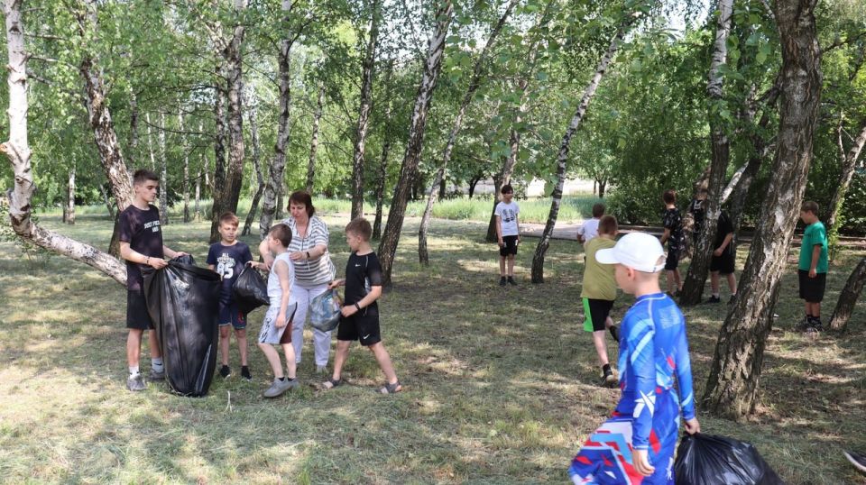 5 июня в ходе экоакции «Марафон зеленых дел» на прилегающей территории Дворца культуры ЯКХЗ прошел плоггинг «Спорт в стиле ЭКО» 5 июня в ходе экоакции «Марафон зеленых дел» на прилегающей территории Дворца культуры ЯКХЗ прошел плоггинг «Спорт в стиле ЭКО»