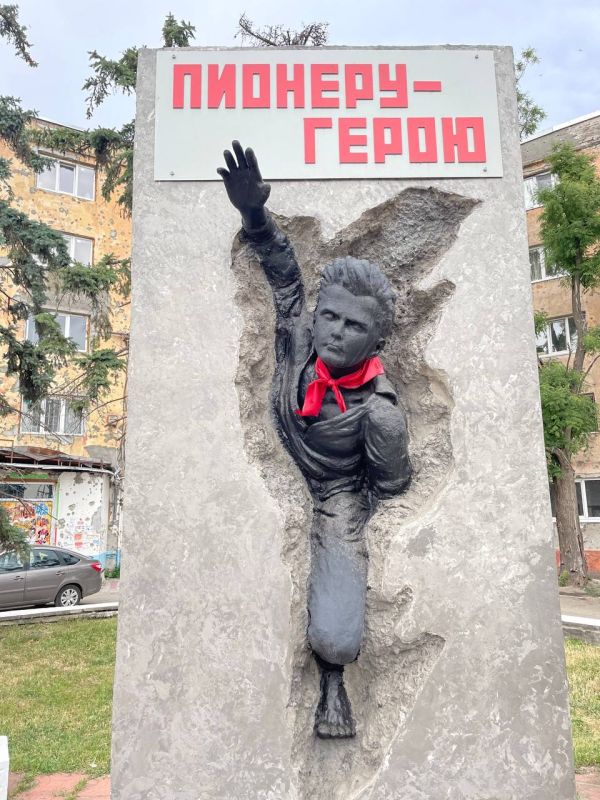 Памятник Толе Балабухе: вечный страж Мариуполя, отдавший жизнь за Донбасс Памятник Толе Балабухе: вечный страж Мариуполя, отдавший жизнь за Донбасс