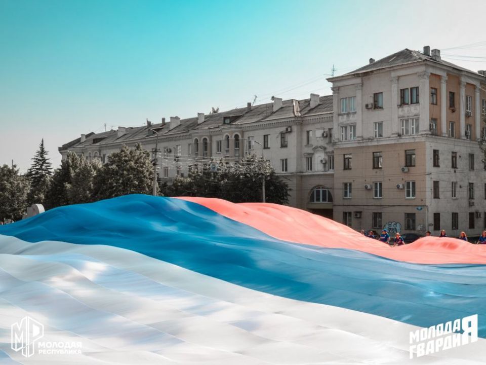 Молодёжь Макеевки и Ясиноватой развернула флаг РФ Молодёжь Макеевки и Ясиноватой развернула флаг РФ