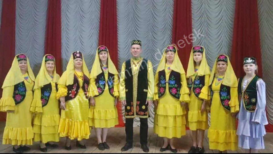 Культурное богатство. В 2001 году по инициативе активистов татарской общины при поддержке Донецкого областного татарского культурного центра был создан ансамбль «Донбасс татарлары» («Татары Донбасса») Культурное богатство. В 2001 году по инициативе активистов татарской общины при поддержке Донецкого областного татарского культурного центра был создан ансамбль «Донбасс татарлары» («Татары Донбасса»)