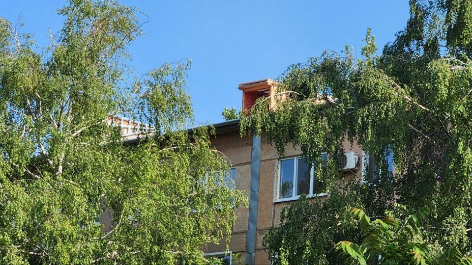 Строители Владимирской области ремонтируют третью крышу жилого дома в Кировском Строители Владимирской области ремонтируют третью крышу жилого дома в Кировском