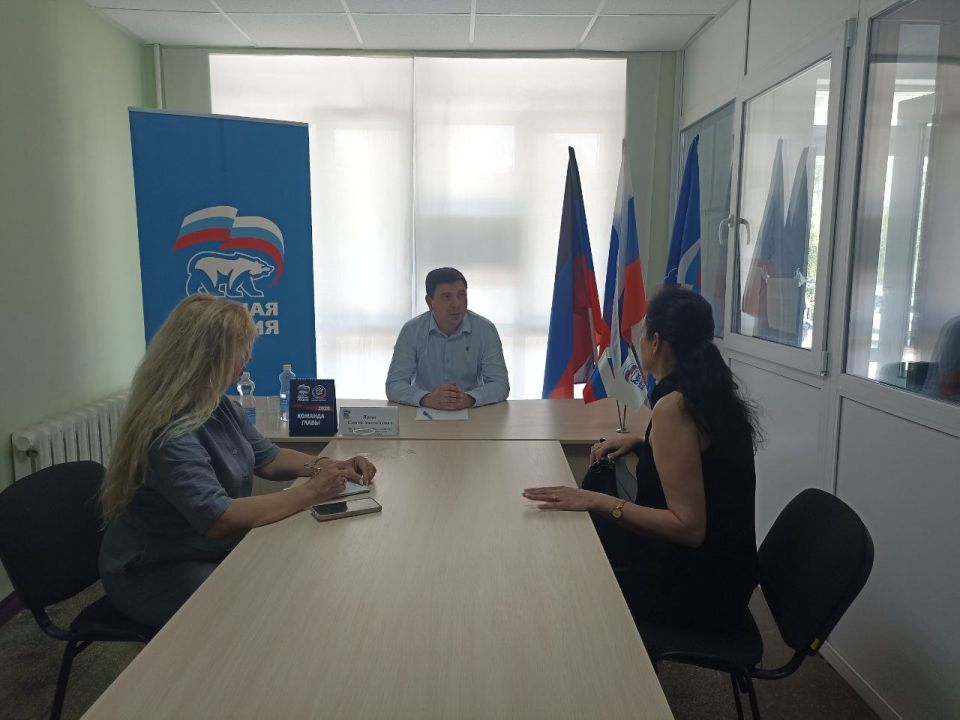 Депутат Народного Совета ДНР Сергей Ярош провёл приём граждан в общественной приёмной Амвросиевского местного отделения Всероссийской политической партии «Единая Россия» Депутат Народного Совета ДНР Сергей Ярош провёл приём граждан в общественной приёмной Амвросиевского местного отделения Всероссийской политической партии «Единая Россия»