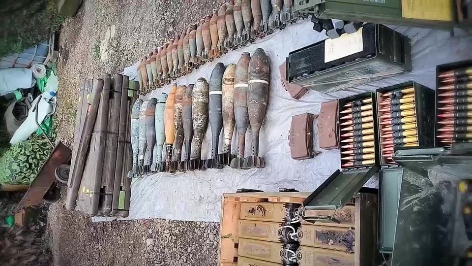 Мобильные группы УФСБ России по ДНР в ходе зачистки с. Богоявленка обнаружили в подвале частного дома заминированный схрон с вооружением, подготовленный украинскими боевиками при отступлении