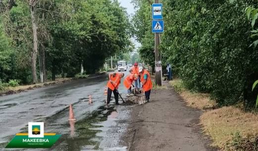 Сотрудниками МУП АГМ «Перспектива» выполнены работы: по сбору летучего мусора и очистке урн, по уборке тротуаров и дорог, по ул. Московской, Плеханова, Чубаря, Свободы, Ермощенко, Победы, Ленина, Малиновского, Трамвайная... Сотрудниками МУП АГМ «Перспектива» выполнены работы: по сбору летучего мусора и очистке урн, по уборке тротуаров и дорог, по ул. Московской, Плеханова, Чубаря, Свободы, Ермощенко, Победы, Ленина, Малиновского, Трамвайная...