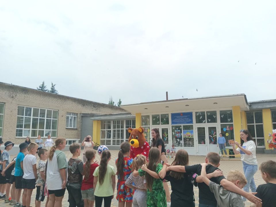 Сегодня сотрудники МБУ «Центр Культуры и Досуга города Дебальцево» организовали яркую развлекательную программу для ребят, посещающих пришкольный лагерь «Рассвет» в ГБОУ «Школа №5» Сегодня сотрудники МБУ «Центр Культуры и Досуга города Дебальцево» организовали яркую развлекательную программу для ребят, посещающих пришкольный лагерь «Рассвет» в ГБОУ «Школа №5»