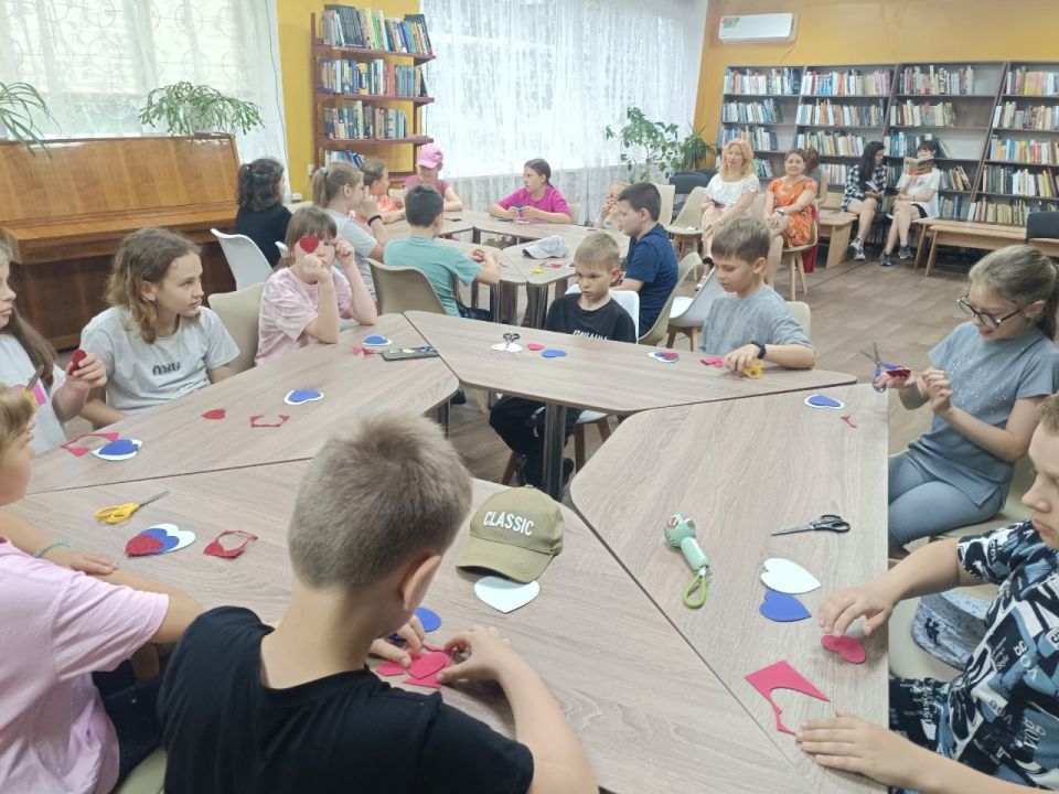 В Кировском прошел мастер-класс «С любовью к России!» В Кировском прошел мастер-класс «С любовью к России!»
