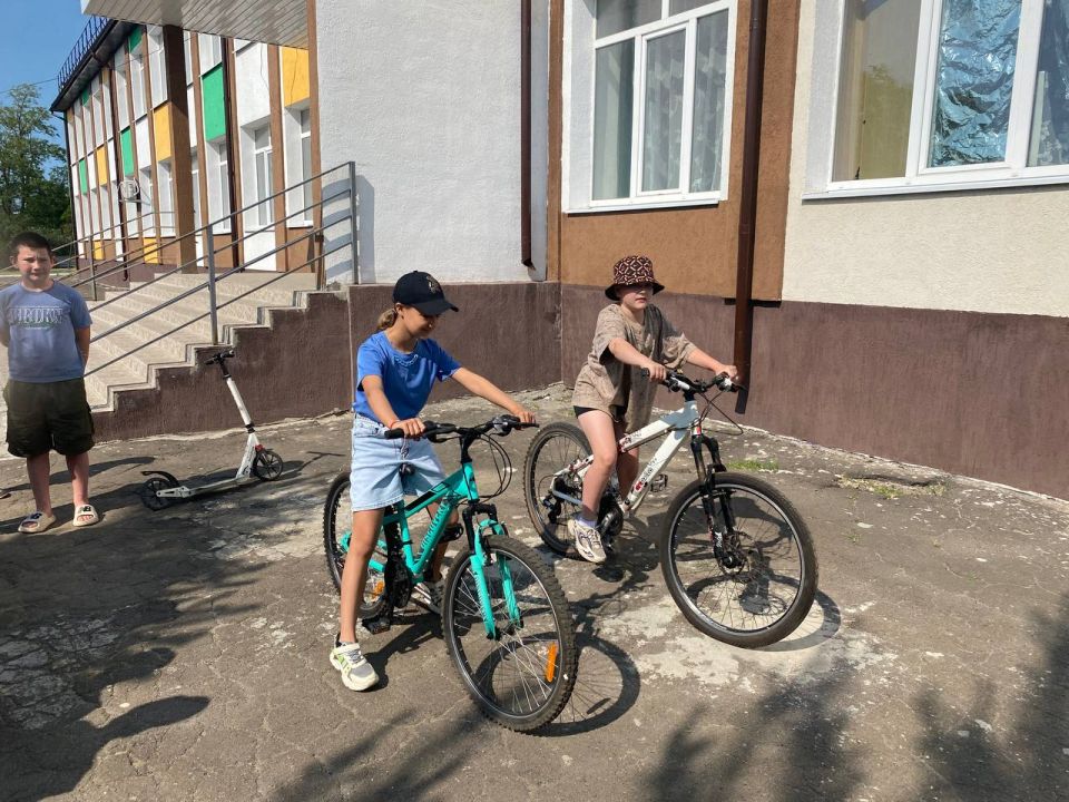 Сотрудники ГАИ Мангуша проводятпрофилактическую беседу по БДД со школьниками Сотрудники ГАИ Мангуша проводятпрофилактическую беседу по БДД со школьниками