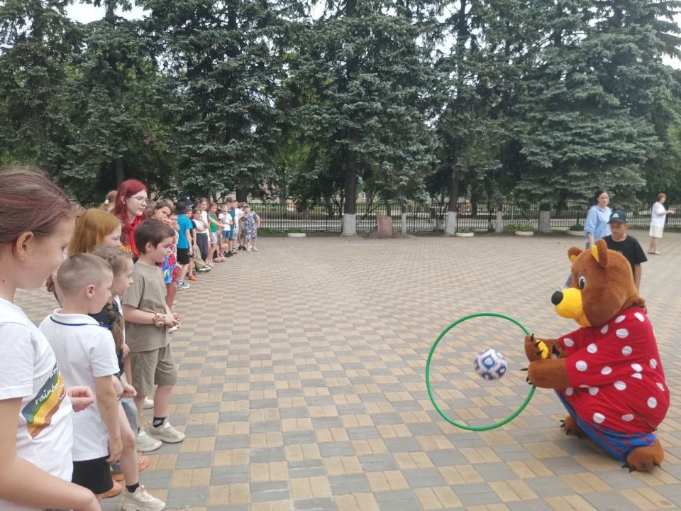 Сегодня сотрудники МБУ «Центр Культуры и Досуга города Дебальцево» организовали яркую развлекательную программу для ребят, посещающих пришкольный лагерь «Рассвет» в ГБОУ «Школа №5» Сегодня сотрудники МБУ «Центр Культуры и Досуга города Дебальцево» организовали яркую развлекательную программу для ребят, посещающих пришкольный лагерь «Рассвет» в ГБОУ «Школа №5»