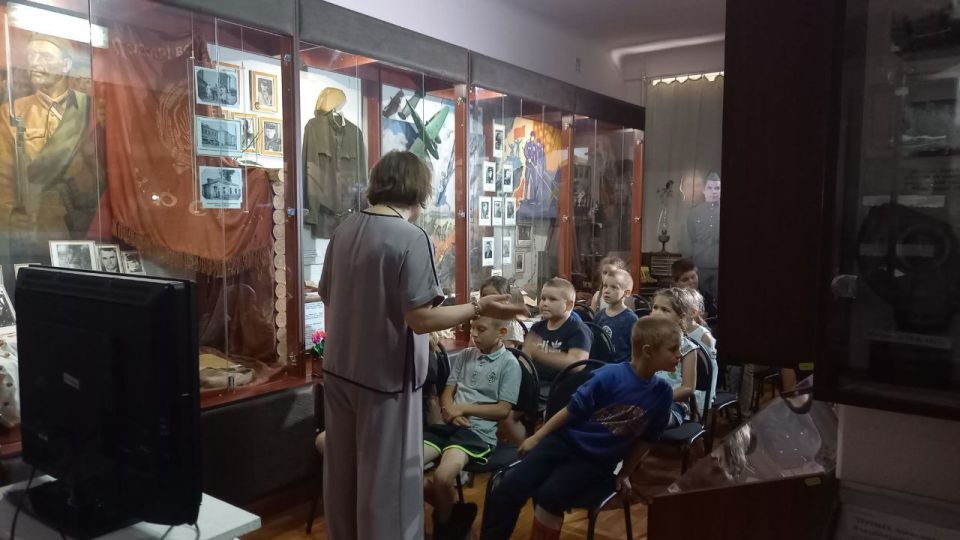 80 лет Великой Победы!. Музей истории города Харцызска посетили ребята из села Золотаревка 80 лет Великой Победы!. Музей истории города Харцызска посетили ребята из села Золотаревка