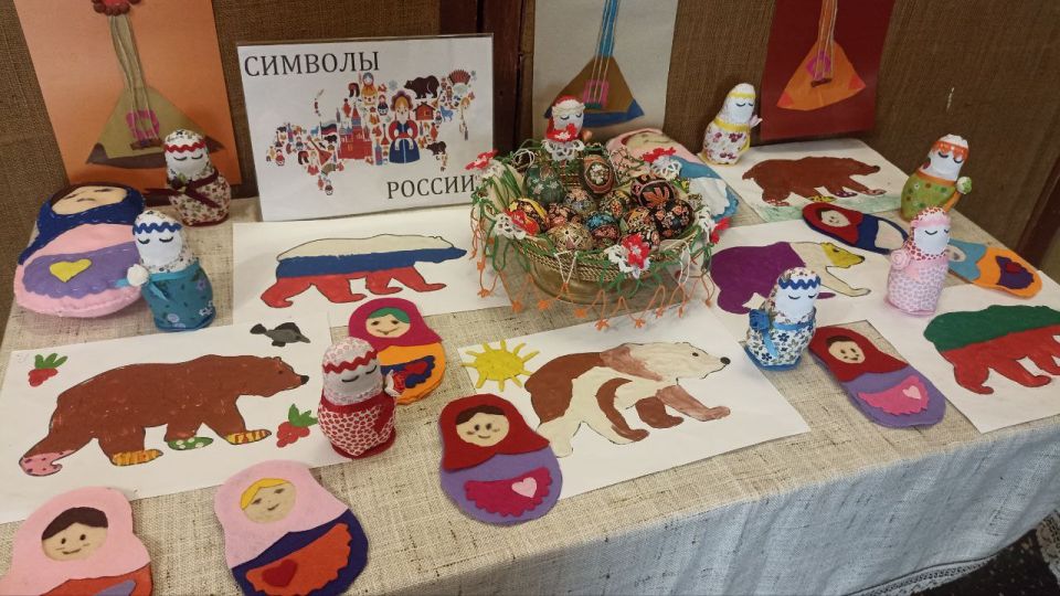 "Символы России" в МБУК "Златоустовский ЦНТ" "Символы России" в МБУК "Златоустовский ЦНТ"