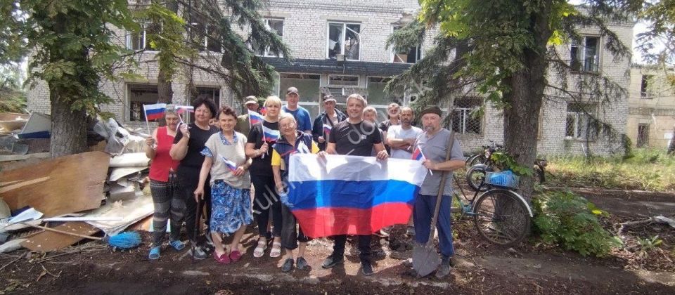 Алексей Кулемзин: К Дню России в освобождённой Красногоровке провели субботник Алексей Кулемзин: К Дню России в освобождённой Красногоровке провели субботник