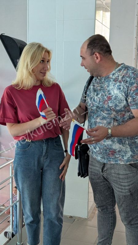 Сегодня, в преддверии Дня России, сотрудники управления молодёжной политики администрации городского округа Донецк посетили СК «Кировец», где проходил турнир по плаванию Сегодня, в преддверии Дня России, сотрудники управления молодёжной политики администрации городского округа Донецк посетили СК «Кировец», где проходил турнир по плаванию