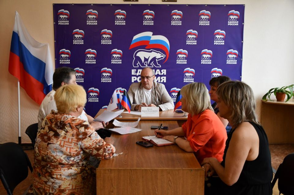 Сегодня, в общественной приемной Всероссийской политической партии «Единая Россия» первый заместитель главы администрации городского округа Дебальцево Максим Вельма провел прием граждан Сегодня, в общественной приемной Всероссийской политической партии «Единая Россия» первый заместитель главы администрации городского округа Дебальцево Максим Вельма провел прием граждан