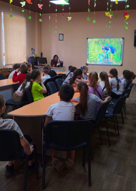 Сотрудники молодёжного отдела МБУ «МИРОНОВСКИЙ ПОСЕЛКОВЫЙ ДК» в рамках Всероссийской экологической акции «Марафон зелёных дел» для ребят из пришкольного лагеря «Дружба» ГБОУ «Мироновская школа N 10 г.о. Дебальцево»... Сотрудники молодёжного отдела МБУ «МИРОНОВСКИЙ ПОСЕЛКОВЫЙ ДК» в рамках Всероссийской экологической акции «Марафон зелёных дел» для ребят из пришкольного лагеря «Дружба» ГБОУ «Мироновская школа N 10 г.о. Дебальцево»...