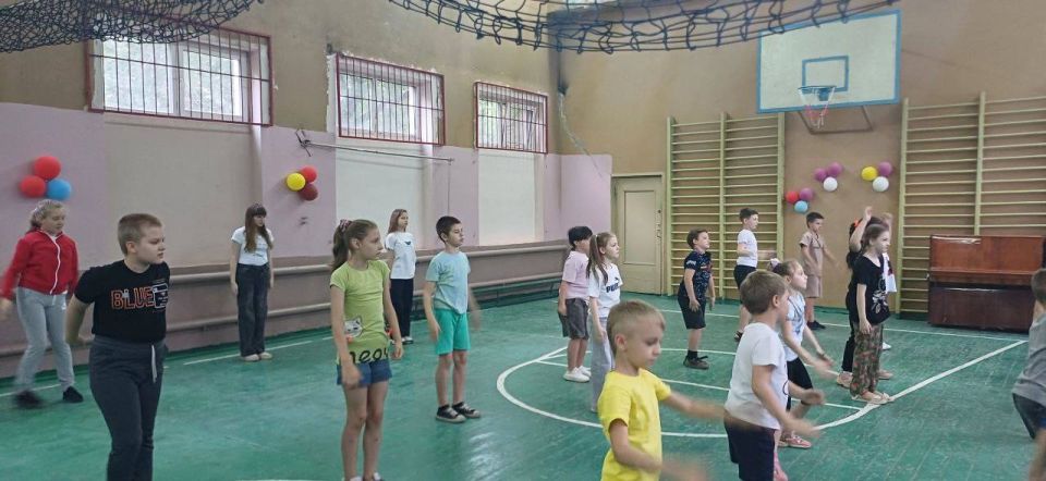 Сегодня во всех пришкольных лагерях прошла утренняя зарядка, зарядив ребят энергией и отличным настроением на весь день! Сегодня во всех пришкольных лагерях прошла утренняя зарядка, зарядив ребят энергией и отличным настроением на весь день!