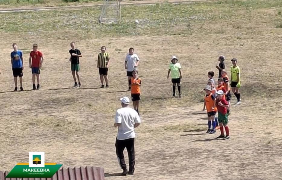 В рамках месячника «Спортивный Донбасс» для ребят спортивной школы №5 провели зарядку на свежем воздухе В рамках месячника «Спортивный Донбасс» для ребят спортивной школы №5 провели зарядку на свежем воздухе