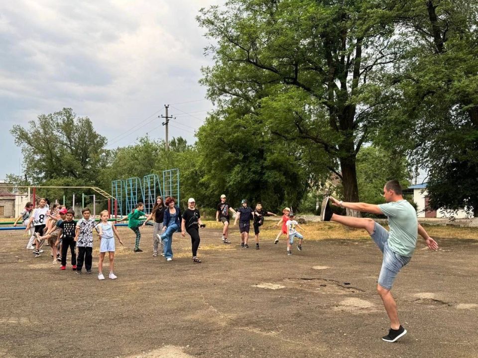 Сегодня во всех пришкольных лагерях прошла утренняя зарядка, зарядив ребят энергией и отличным настроением на весь день! Сегодня во всех пришкольных лагерях прошла утренняя зарядка, зарядив ребят энергией и отличным настроением на весь день!