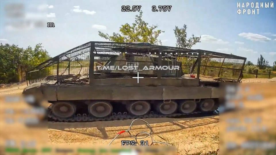 На днях в Северске ударом оптоволоконного FPV-дрона уничтожен очередной украинский эрзац-бронетранспортер На днях в Северске ударом оптоволоконного FPV-дрона уничтожен очередной украинский эрзац-бронетранспортер