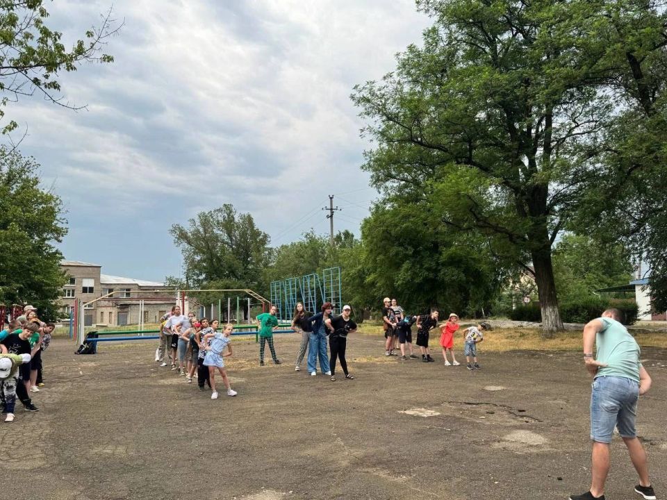 Сегодня во всех пришкольных лагерях прошла утренняя зарядка, зарядив ребят энергией и отличным настроением на весь день! Сегодня во всех пришкольных лагерях прошла утренняя зарядка, зарядив ребят энергией и отличным настроением на весь день!